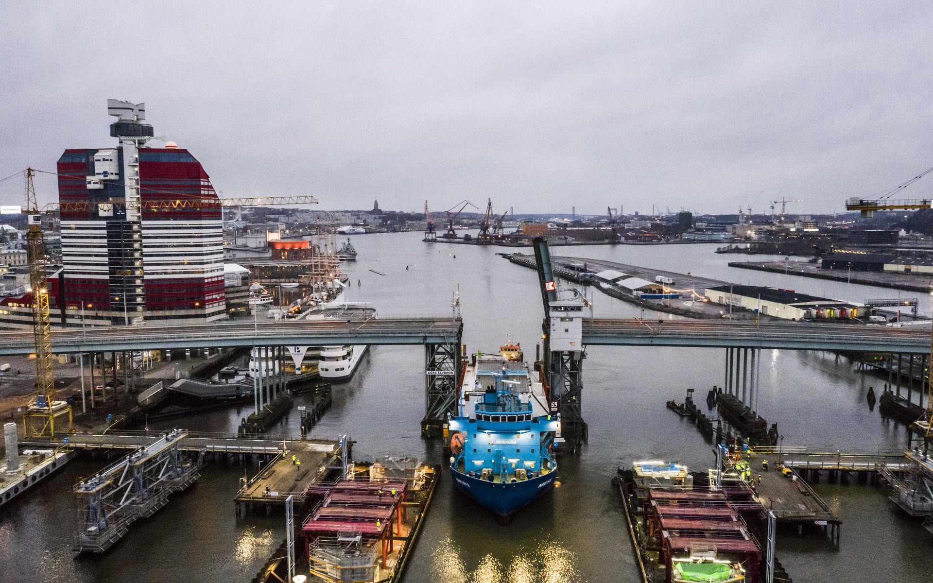 Fartyget Meri, med den 650 ton tunga tvärbalken ombord, tog sig under lördagsmorgonen igenom den trånga passagen genom Göta älvbron.