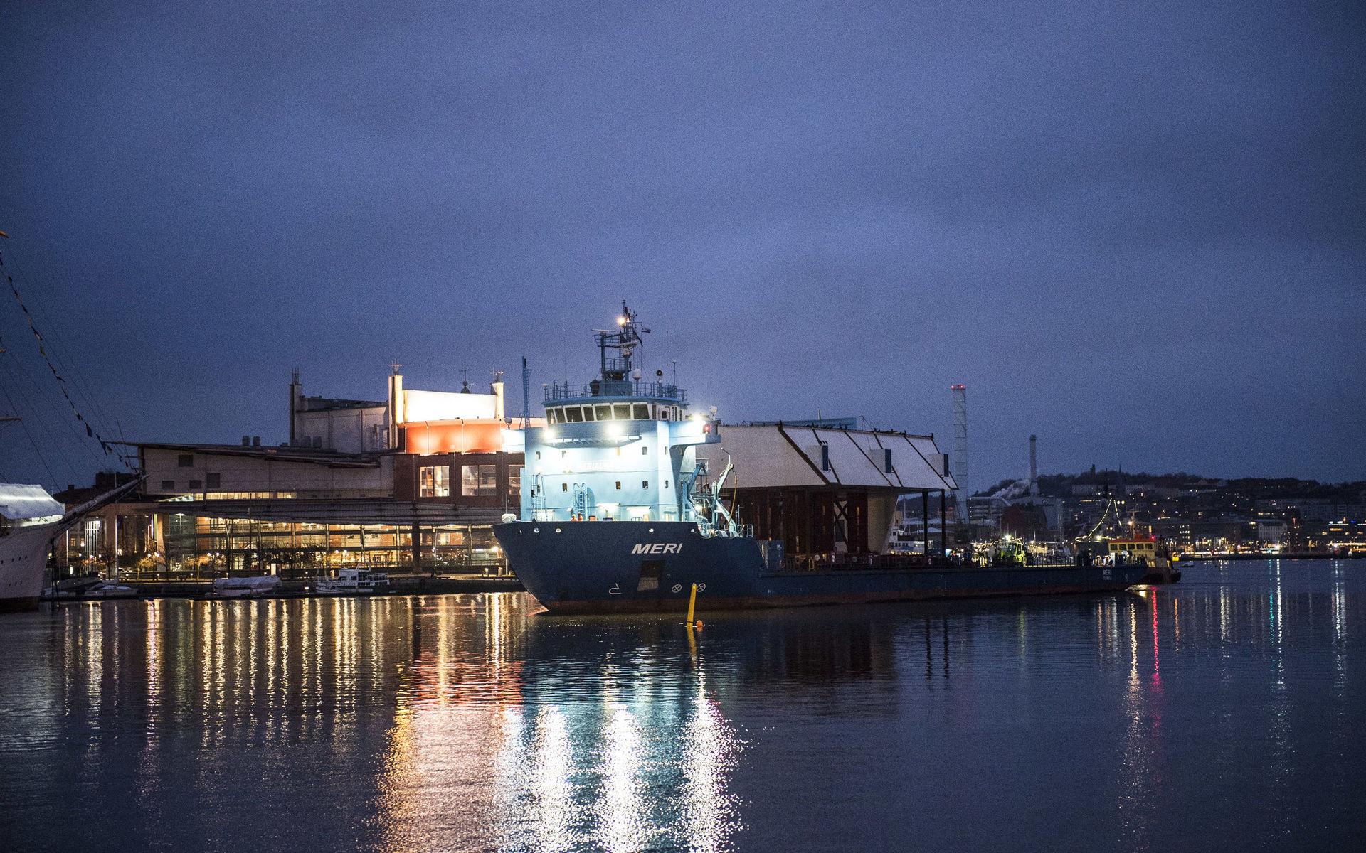 Fartyget Meri, med den 650 ton tunga tvärbalken ombord, tog sig under lördagsmorgonen igenom den trånga passagen genom Göta älvbron.