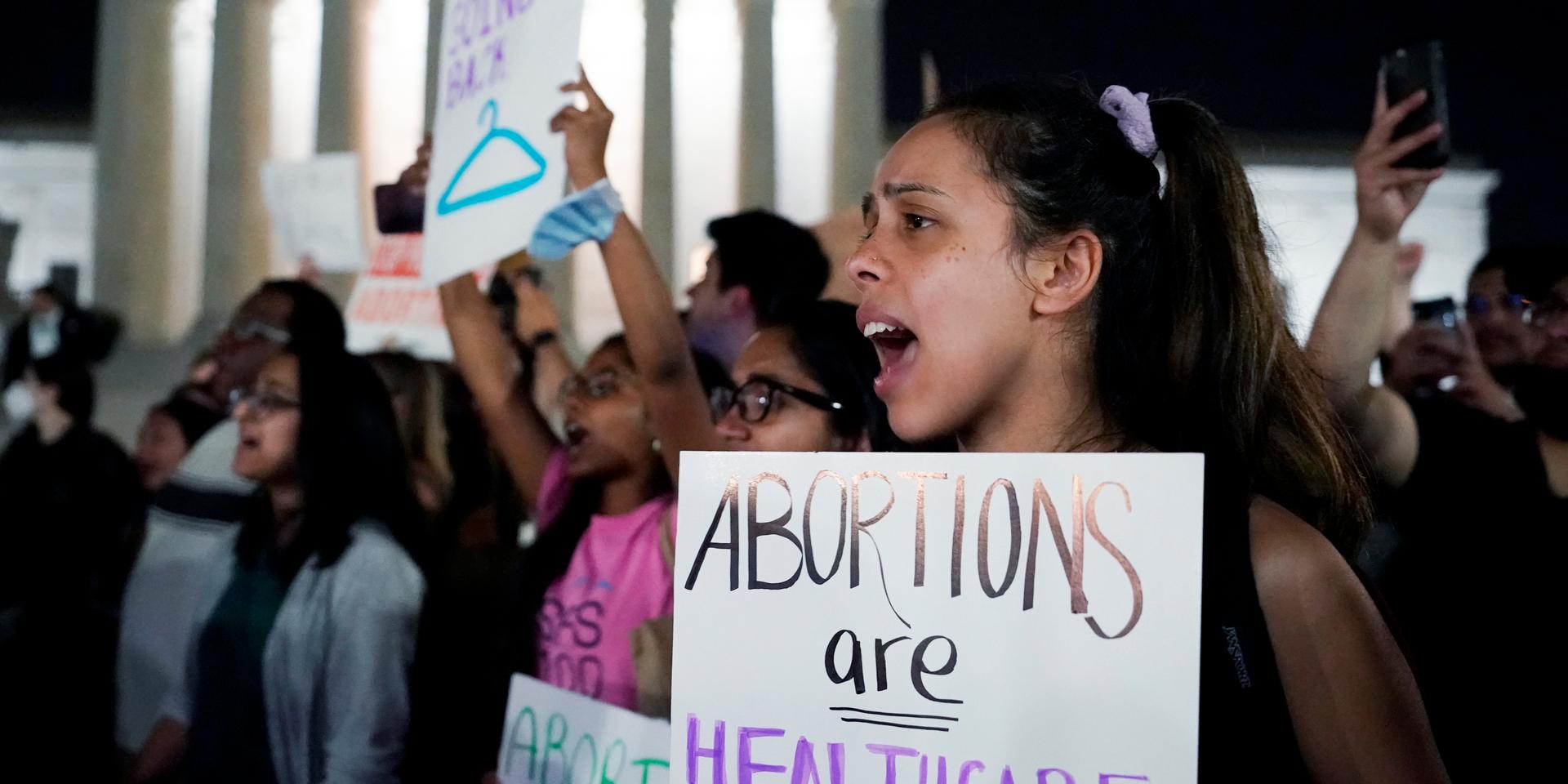 Demonstrationer utanför Högsta domstolen tidigt på tisdagen 3 maj. Om uppgifterna kring det läckta dokumentet stämmer kan en stor del av USA:s delstater komma att kraftigt inskränka aborträtten.