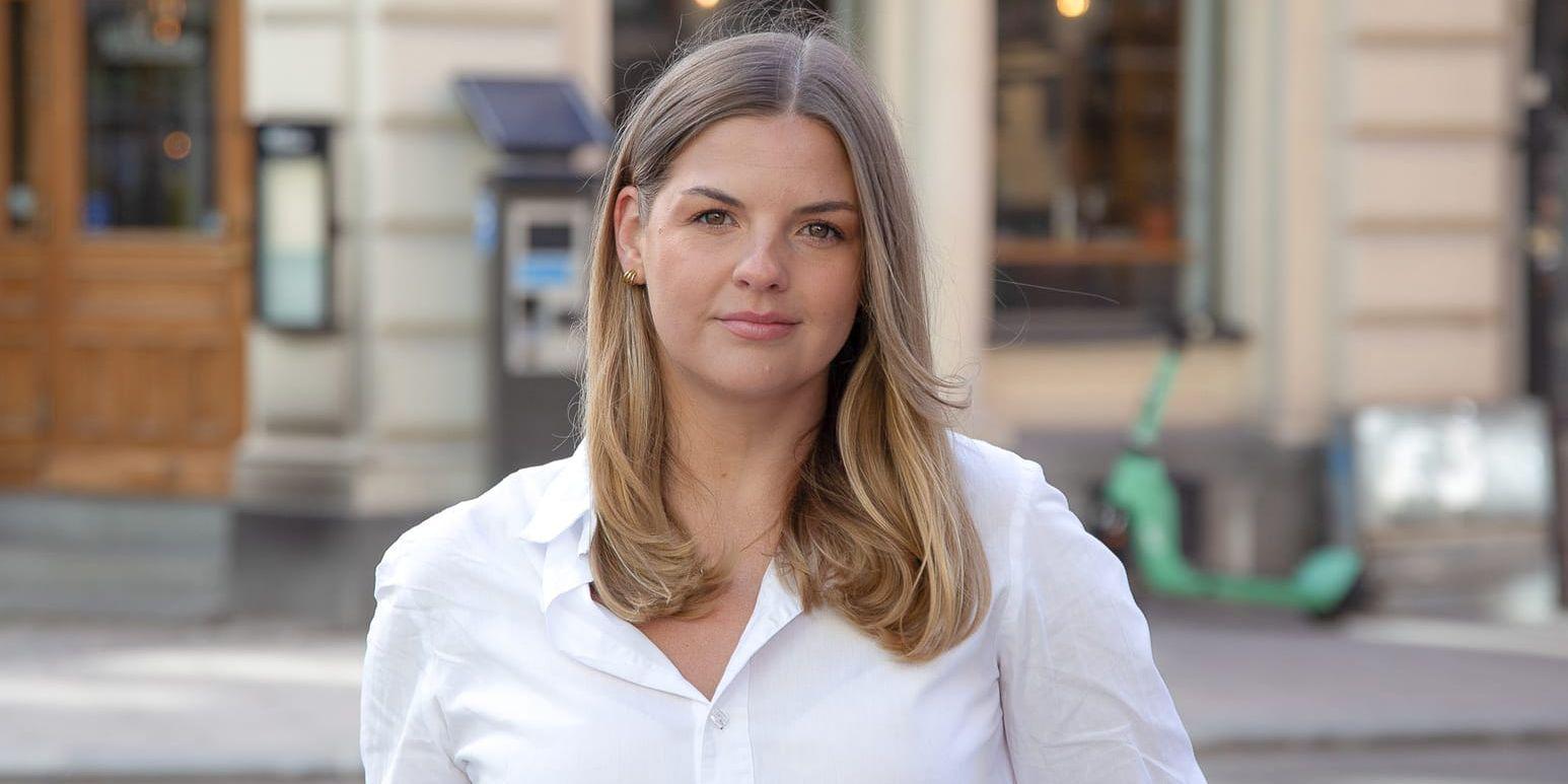 Sparekonomen Felicia Schön i vit blus på en gata