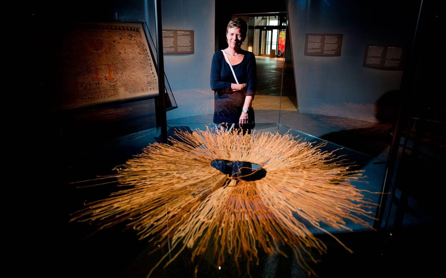 Museipedagog EvaTua Ekström på Världskulturmuseum har också ett favoritföremål: en Khipu från det gamla Inkariket som ingår i utställningen "Korsvägar". Bild: Nicklas Elmrin