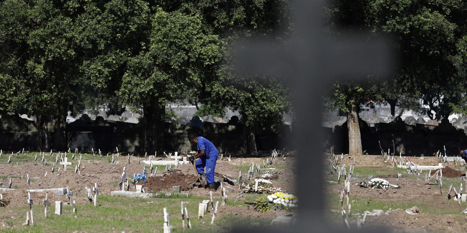 En kyrkogårdsarbetare gräver nya gravar i Rio de Janeiro. 