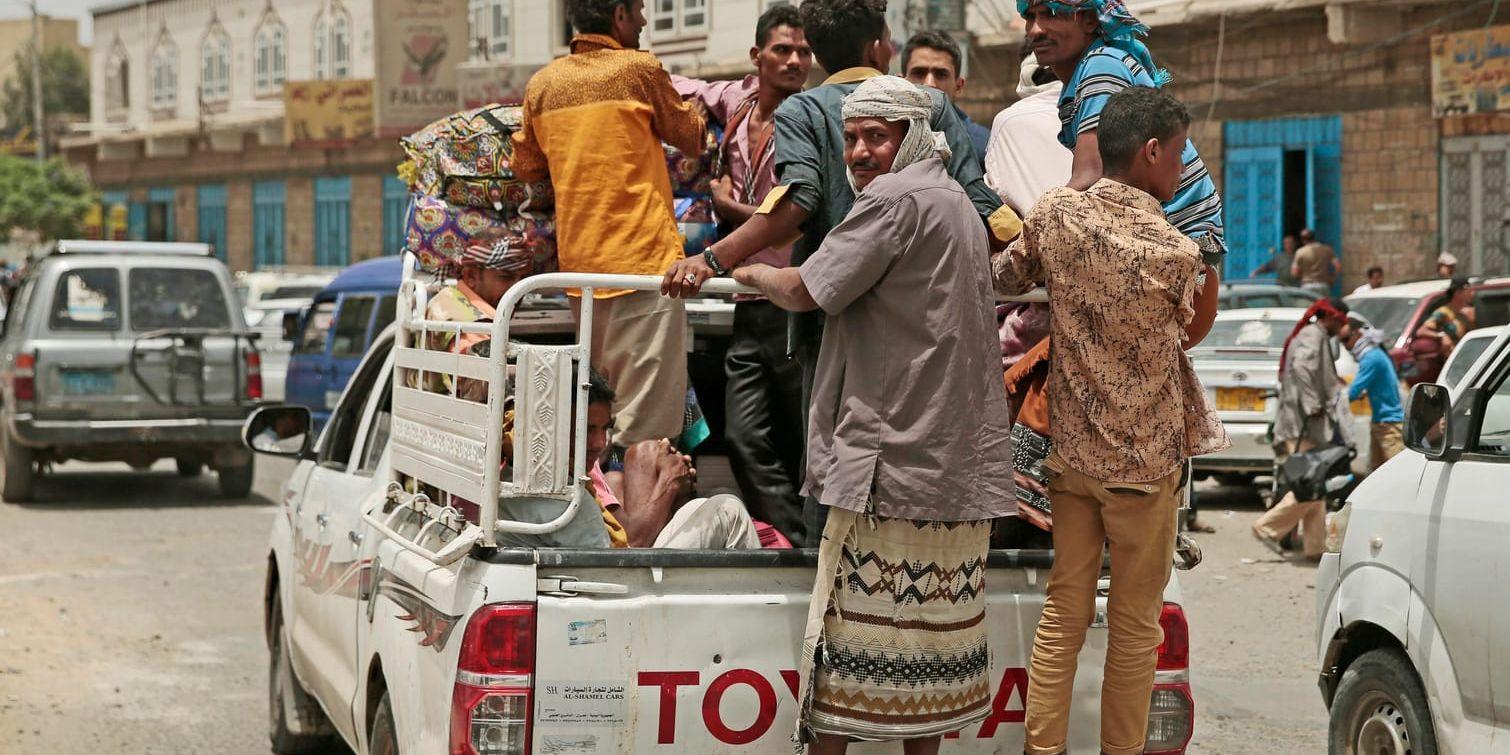 Människor som flytt från striderna i hamnstaden al-Hudaydah i juni kommer till Jemens huvudstad Sanaa.