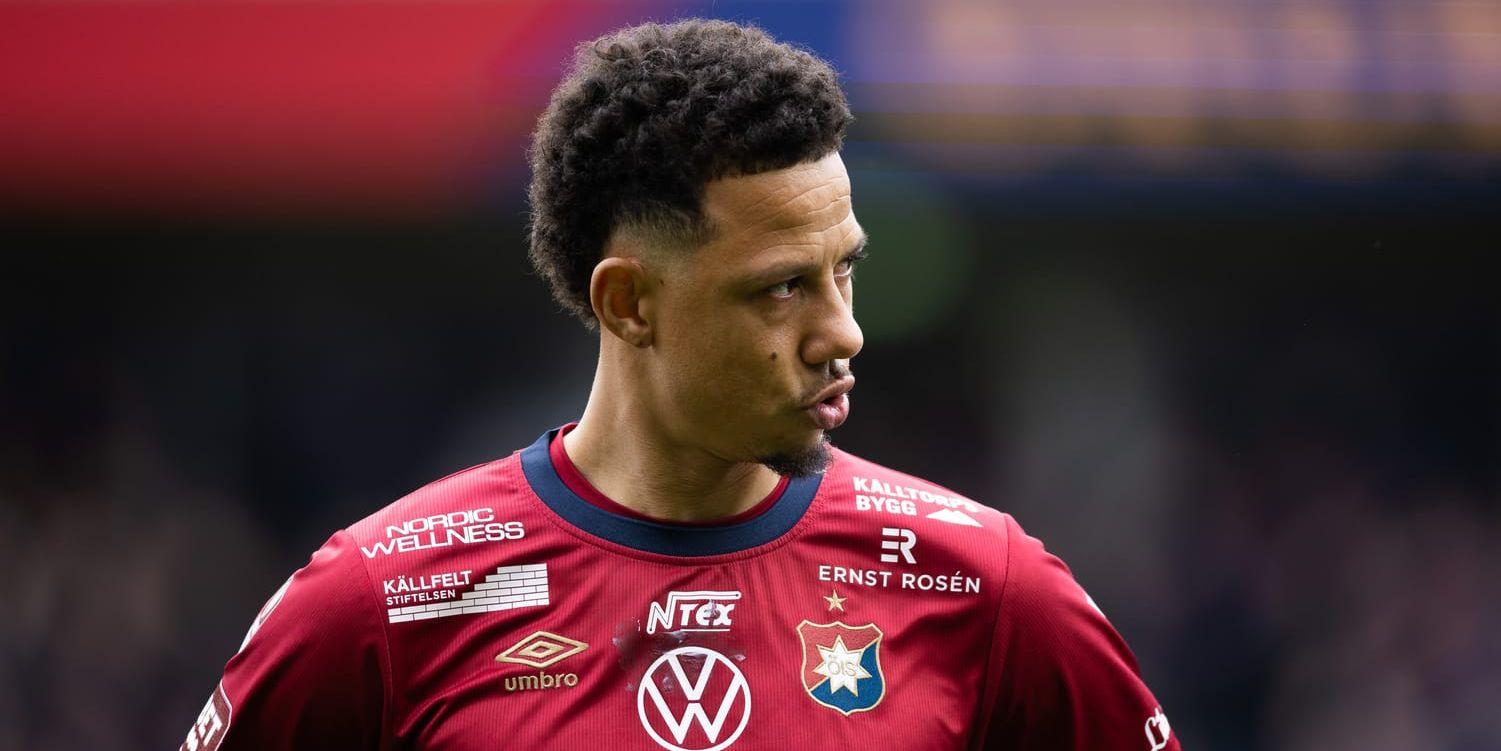 Öis Tobias Sana som tittar åt sidan. 