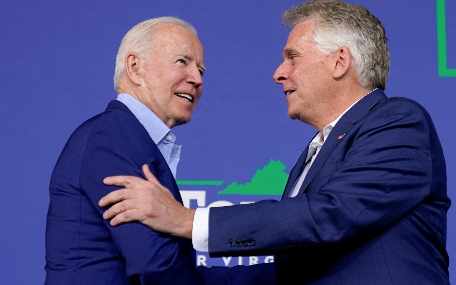 President Joe Biden och Terry McAuliffe under ett kampanjmöte i Virginia.