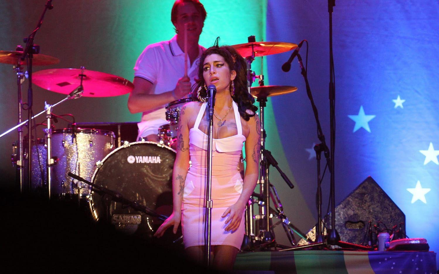 Amy Winehouse på turné i början av 2011. Sångerskan avled senare samma år. 