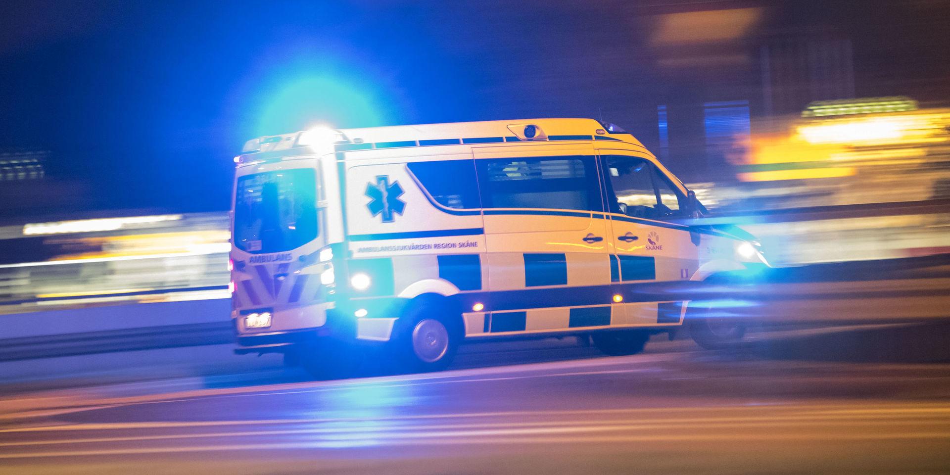 En kvinna har förts till sjukhus sedan hon körts på av en bil i Falköping. Arkivbild.