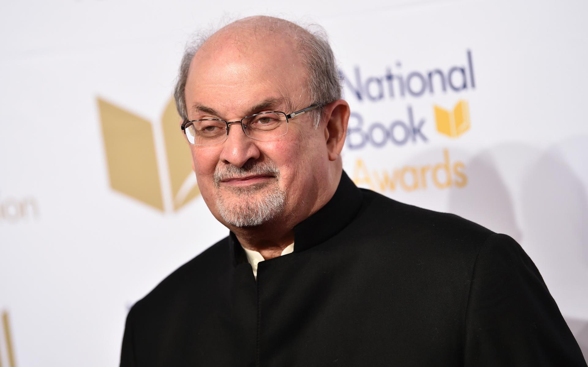 Arkivbild på Salman Rushdie, som i fredags skadades allvarligt i ett knivdåd. 