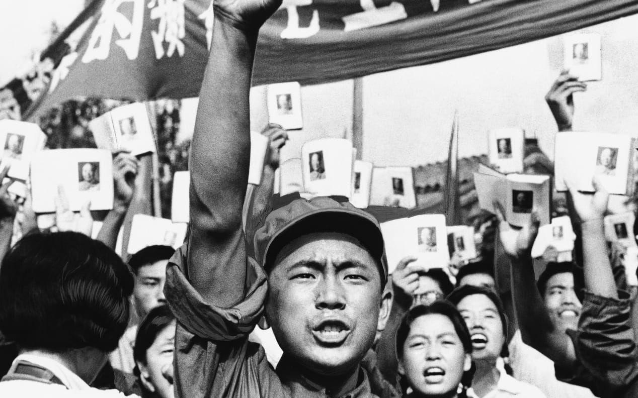 Demonstration i Peking, juli 1966. Folk håller Maos lilla röda. Kulturrevolutionen i Kina 1966–1976 är ett av 1900-talets värsta människorättsbrott. Men det exakta antalet offer – förmodligen miljoner – är, skriver Hynek Pallas i sin recension av Tania Branigans bok ”Rött minne” inte poängen, utan hur revolutionen kom att genomsyra allt. 