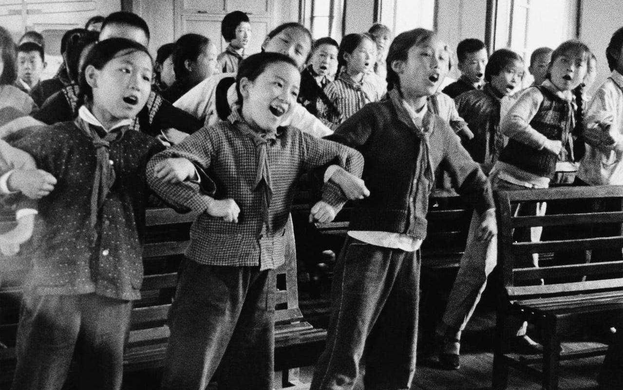 Skolbarn sjunger sånger med texter av ordförande Mao i Shanghai, september 1966. 