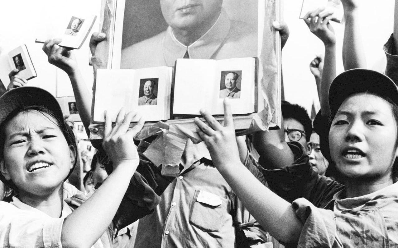 Peking, 1966, folk håller porträtt av kommunistpartiets ordförande Mao Zedong och Maos lilla röda. 