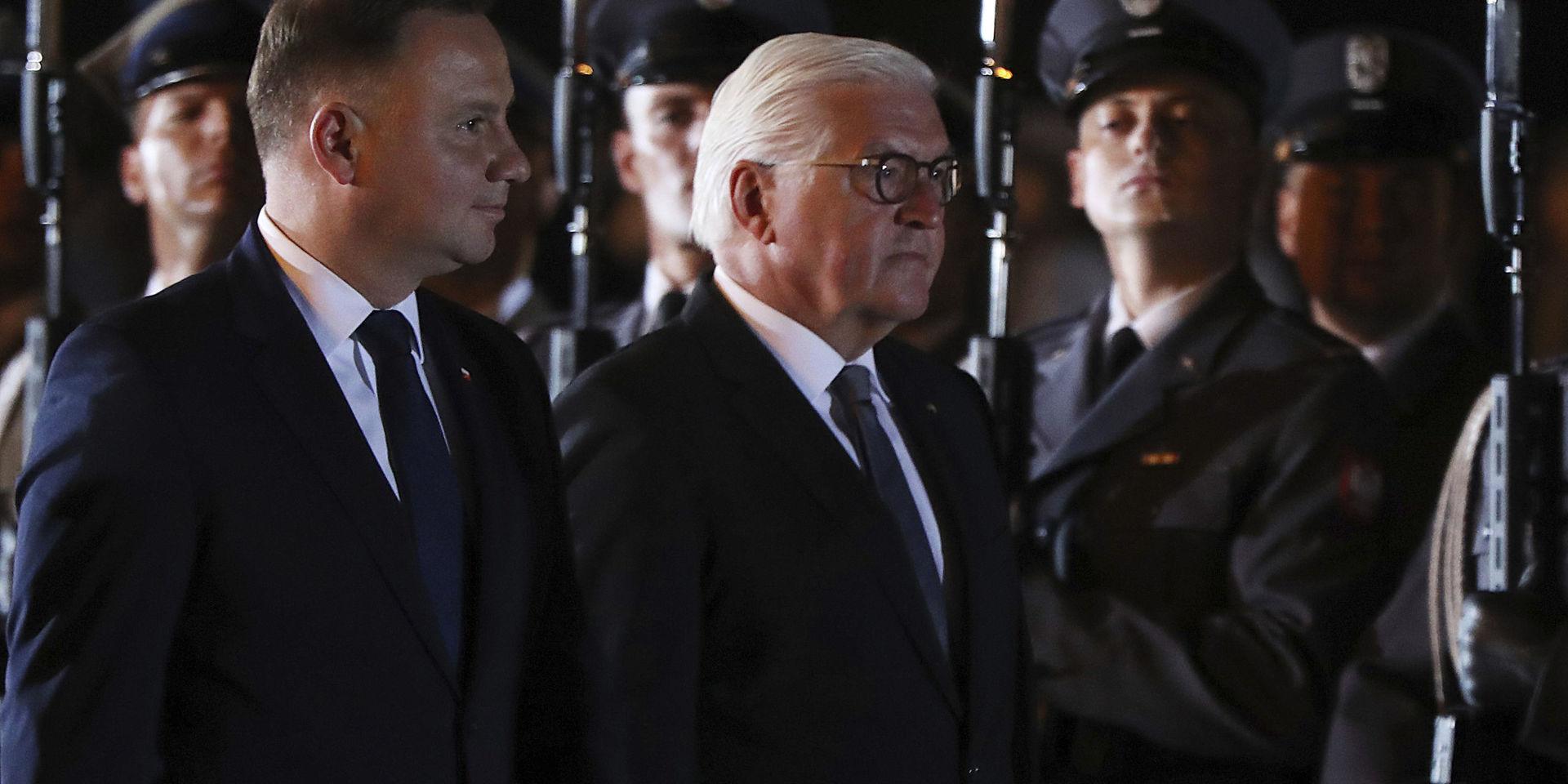 Tysklands förbundspresident Frank-Walter Steinmeier (till höger) deltog i en minnesceremoni i Wieluń tillsammans med Polens president Andrzej Duda (till vänster).