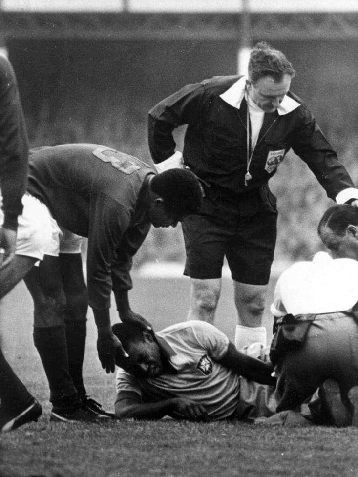 1966 var olyckan framme på nytt. Pelé skadade sig under ett möte med Portugal. I stället kunde England bryta den brasilianska dominansen när man spelade hem VM-guldet på hemmaplan. Pelé hotade med att sluta i landslaget efter mästerskapet.