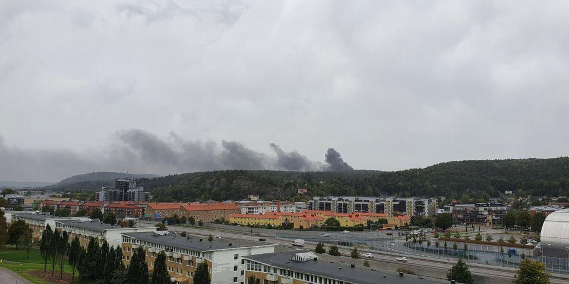 Brandröken sprider sig över Göteborg. Här kan den ses ända från Partille.