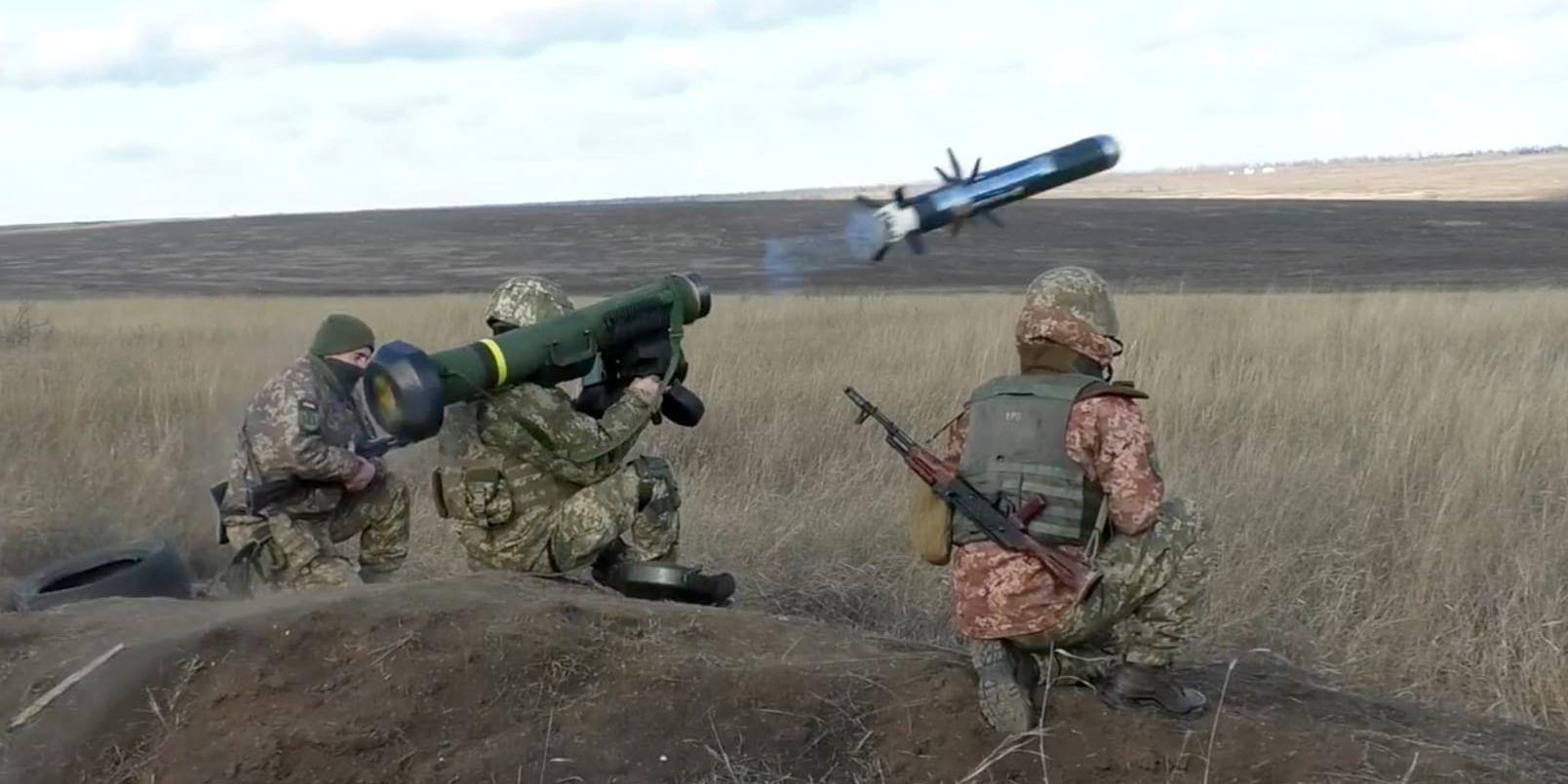 Ukrainska soldater övar i Donetsk. På andra sidan gränsen har Ryssland samlat militära styrkor och Ukraina fruktar en invasion.
