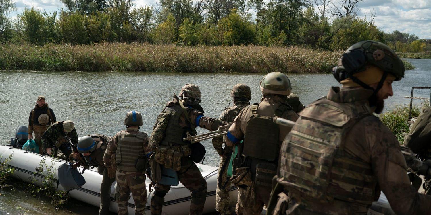 USA konstaterar att den ukrainska armén gör framsteg på slagfältet. Här ukrainska soldater vid en befriad by i Donetskregionen.