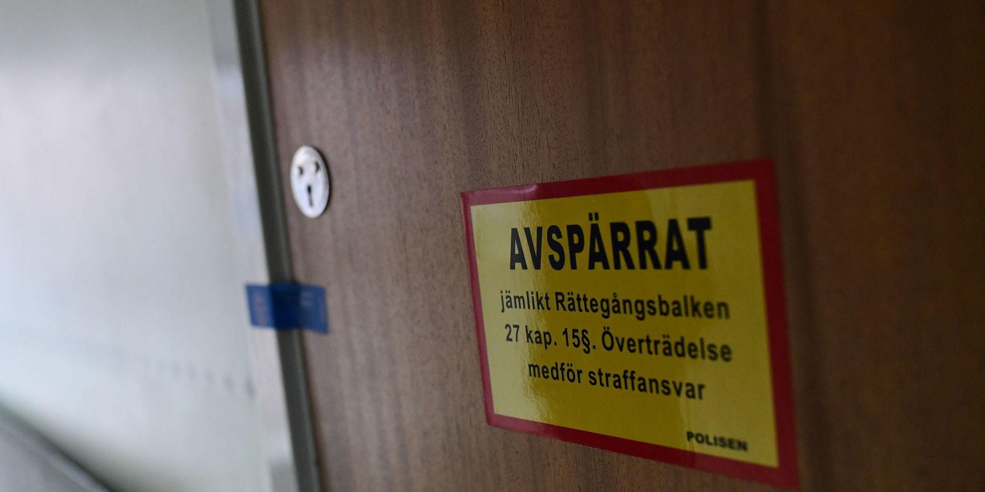 Under natten till onsdagen hittades en kvinna död i en lägenhet i Västra Frölunda. En man som fanns i bostaden är anhållen misstänkt för mord. 