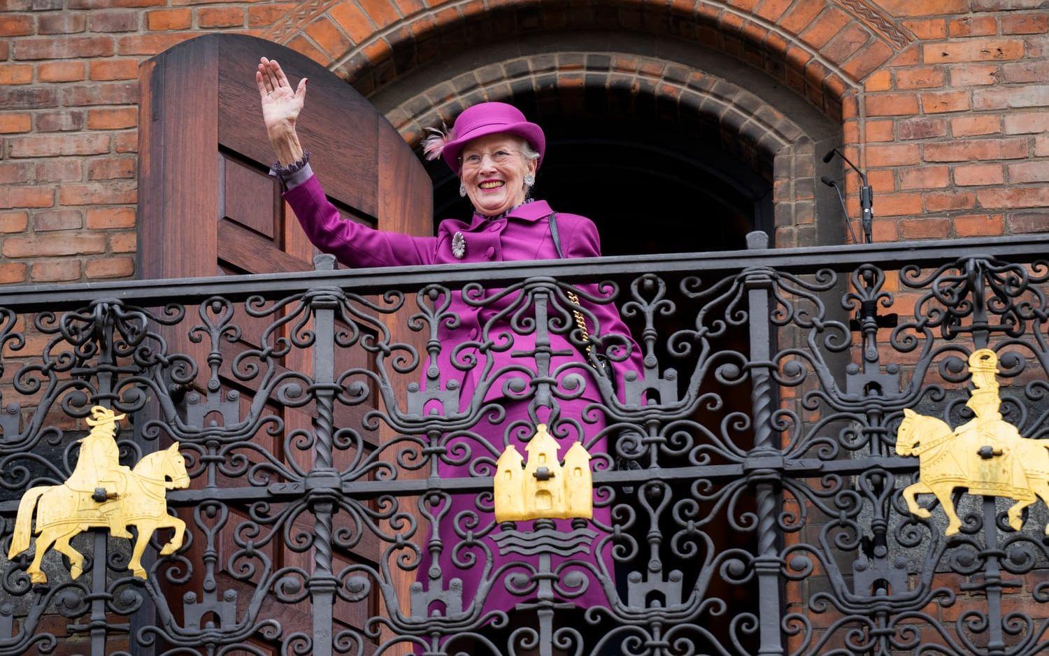 Drottning Margrethe vinkar till folket från balkongen på Köpenhamns Rådhus.