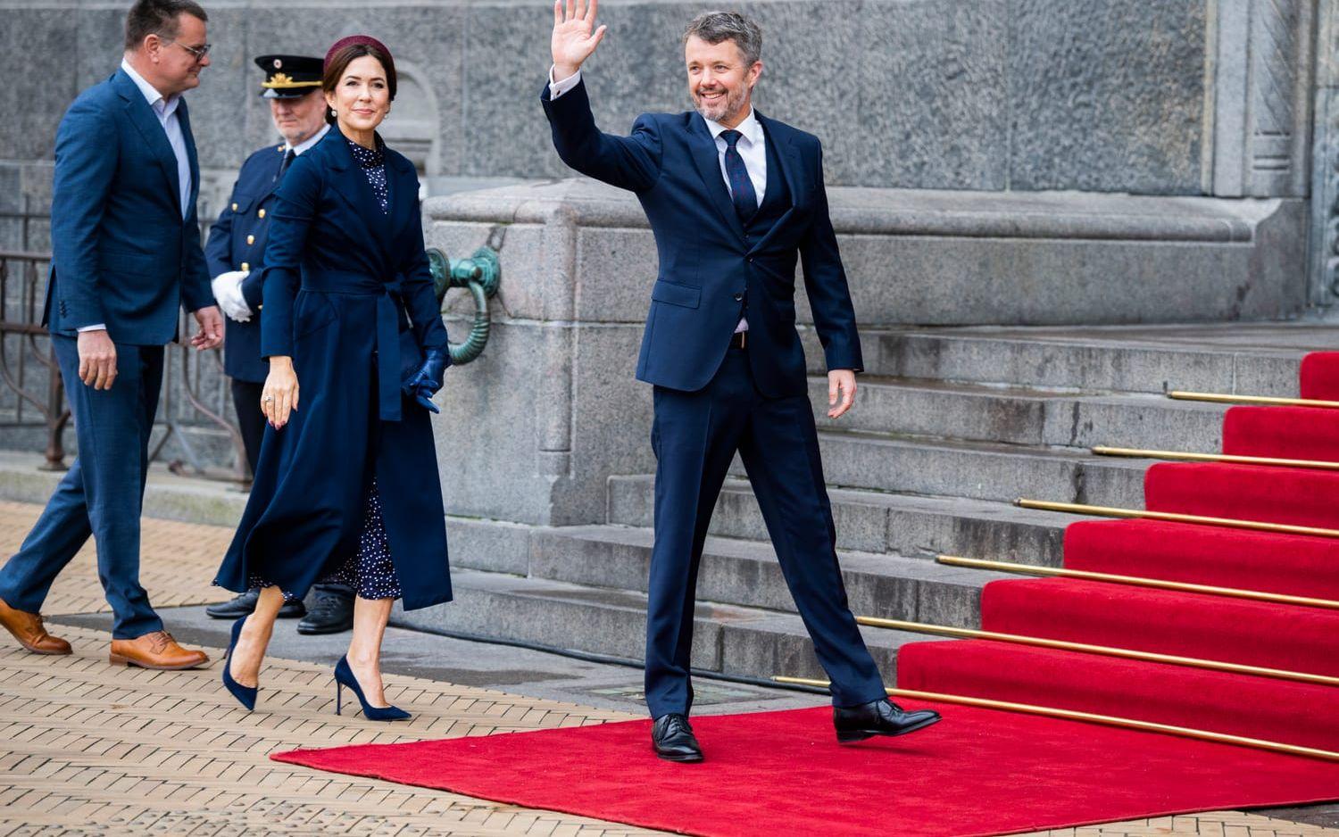 Kronprins Frederik och kronprinsessan Mary anländer till rådhuset.
