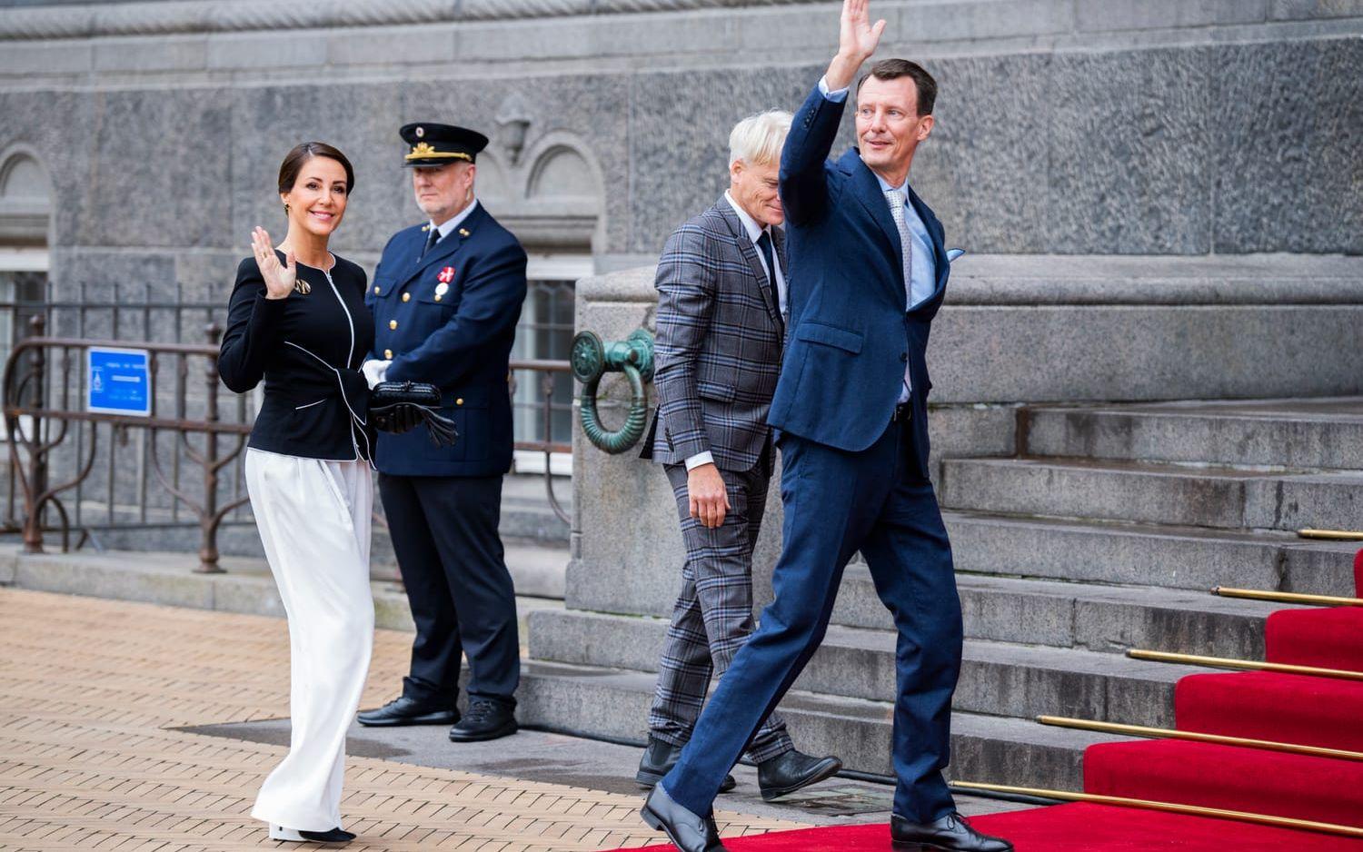 Prins Joachim och prinsessan Marie på väg in till lunchen på Köpenhamns Rådhus.