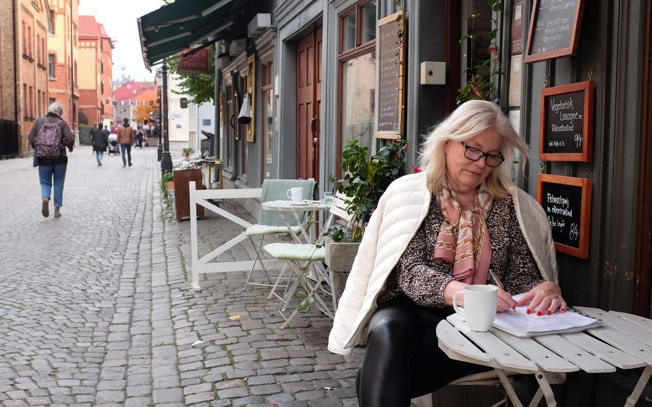 Maya Hedberg skriver på ett kafé i Haga i Göteborg.