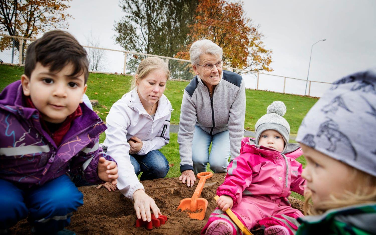 Förskolepedagogen Pernilla Rönn leker tillsammans med Asta Gunnarsson och barnen. Bild: Jonas Lindstedt