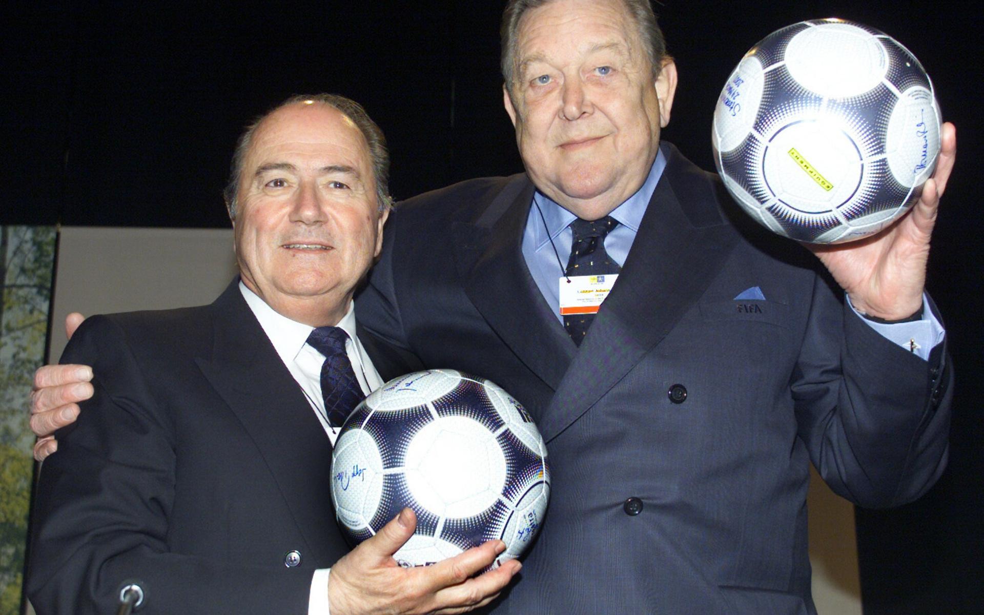 Johansson (höger) tillsammans med FIfa-presidenten Joseph Blatter – med vilken han skulle komma att ha många duster genom åren.