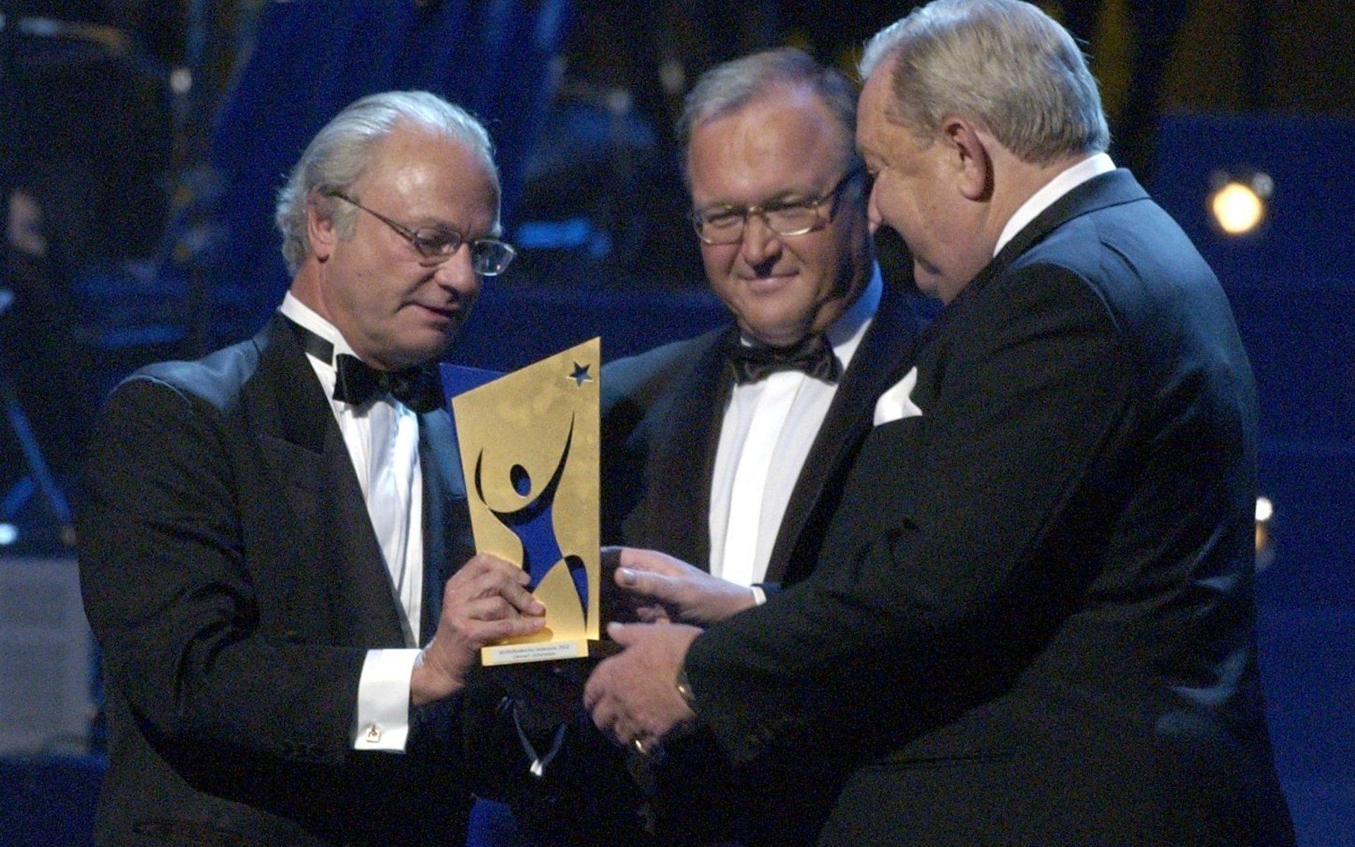 Som UEFA-president fick Lennart Johansson ta emot hederspriset ur kung Carl Gustafs hand på den Svenska Idrottsgalan 2003 i Globen den 20:e januari 2003. Statsminister Göran Persson höll talet med prismotiveringen. 