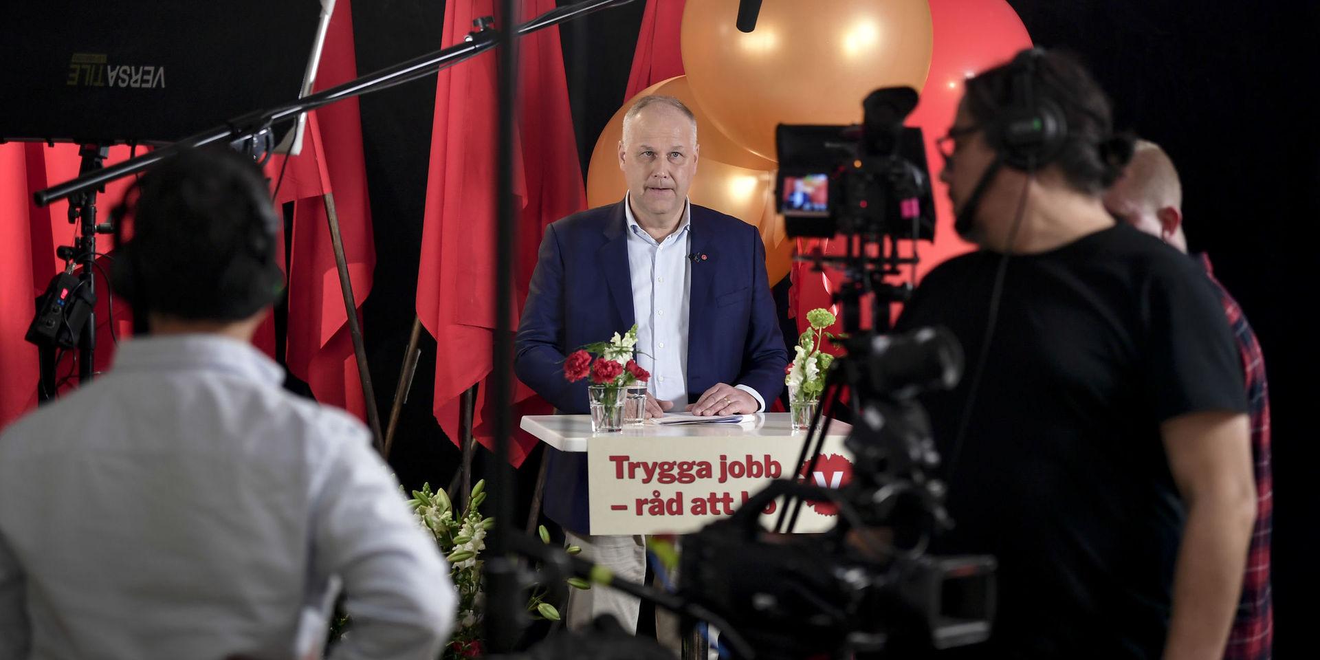 Vänsterpartiets partiledare Jonas Sjöstedt första majtalade från en studio under fredagen. 