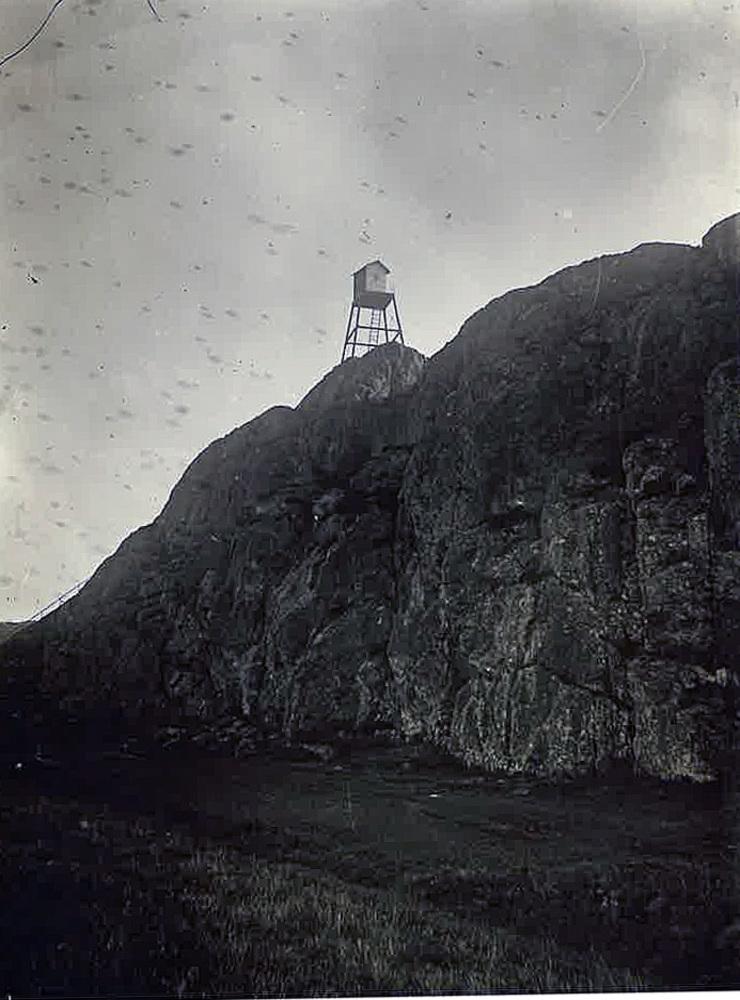 Den gamla spindelbensfyren på Sollid, även trappan syns på bilden från 1896. Bild: Sjöfartsverket.