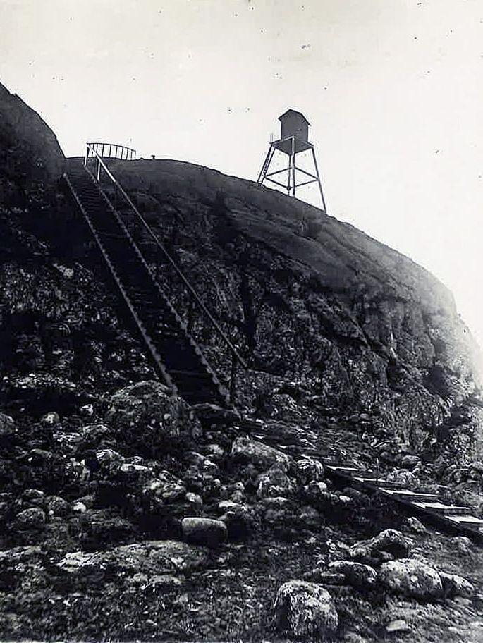 Den gamla spindelbensfyren på Sollid, även trappan syns på bilden från 1896. Bild: Sjöfartsverket.