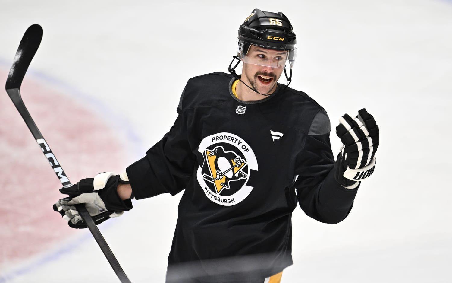 Erik Karlsson under Pittsburghs första träning i Stockholm.