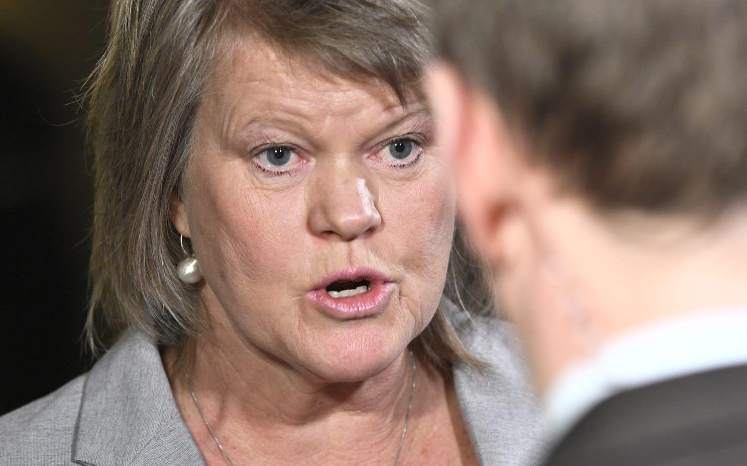 Vänsterpartiets ekonomiske talesperson Ulla Andersson (V) kommenterar vårändringsbudgeten under en pressträff i Bankhallen i riksdagshuset i Stockholm.