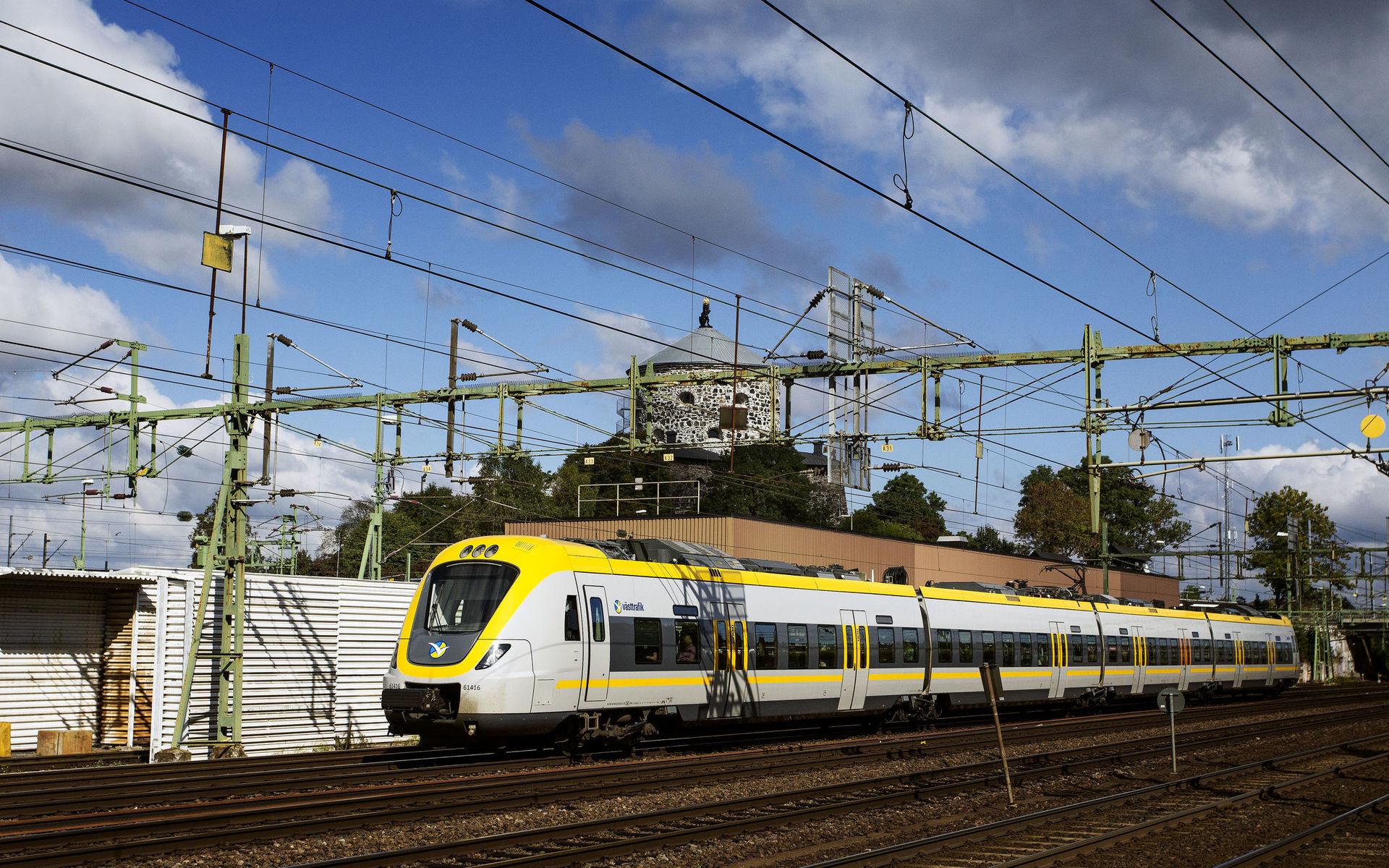 Pendeltåget mellan Ytterby utanför Kungälv och Göteborg planeras stänga för underhåll och brobygge mellan juni och december år 2021. 