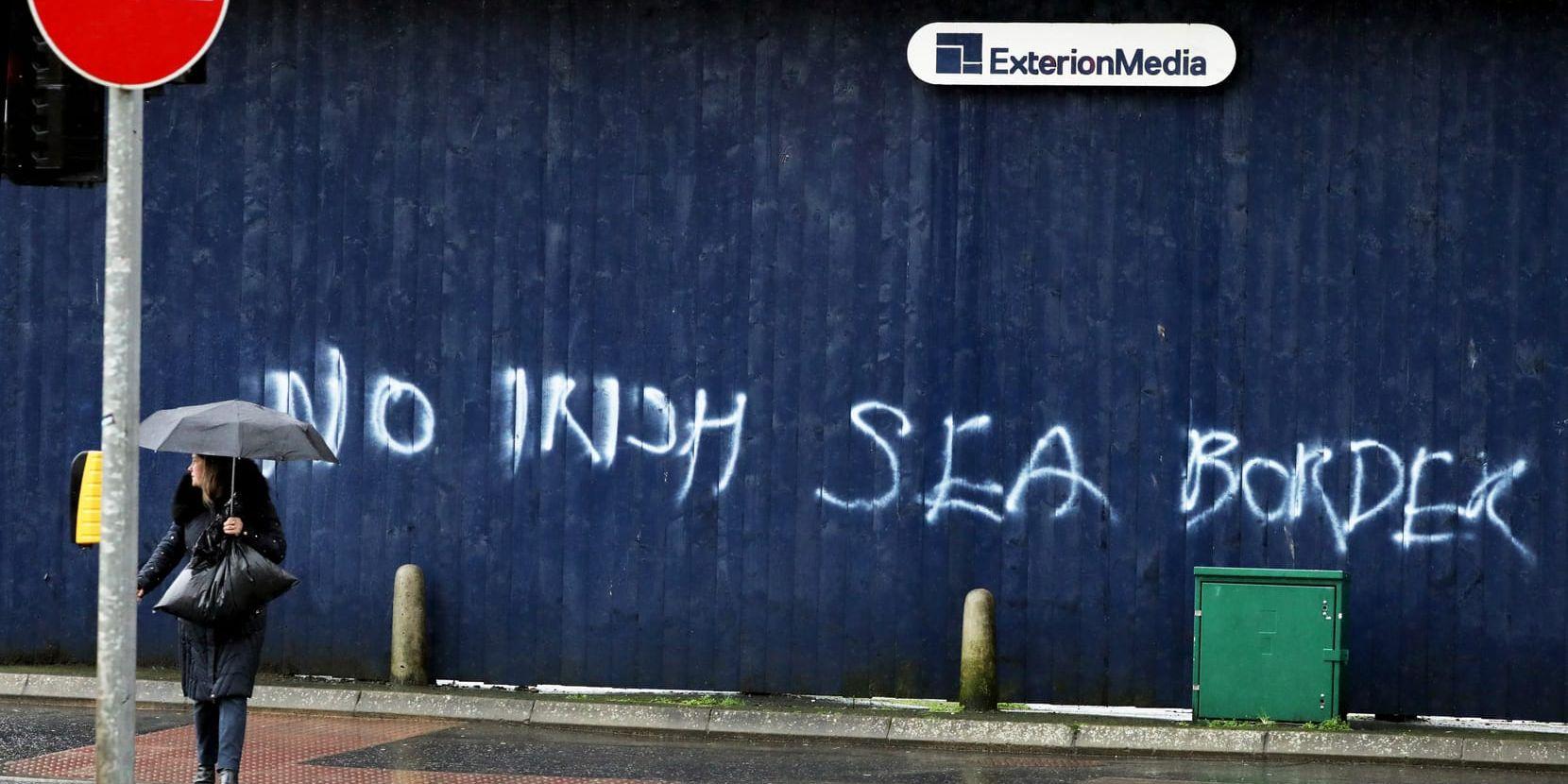 Graffiti i centrala Belfast: 'Ingen gräns i Irländska sjön'.