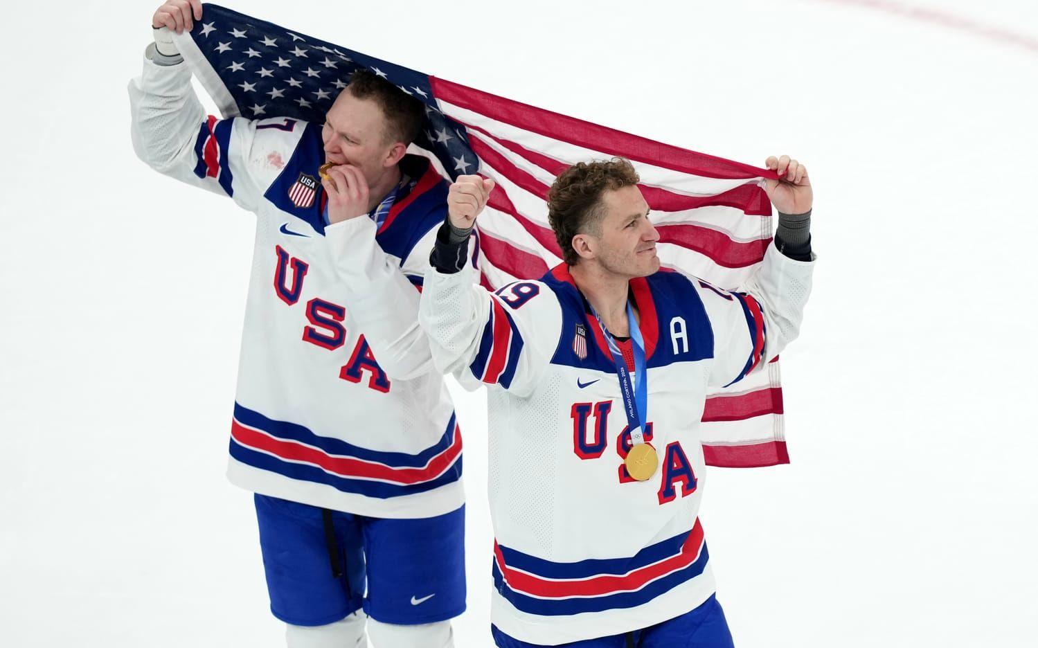 Matthew Tkachuk, till höger, firar OS-guldet tillsammans med lillebror Brady. Arkivbild.
