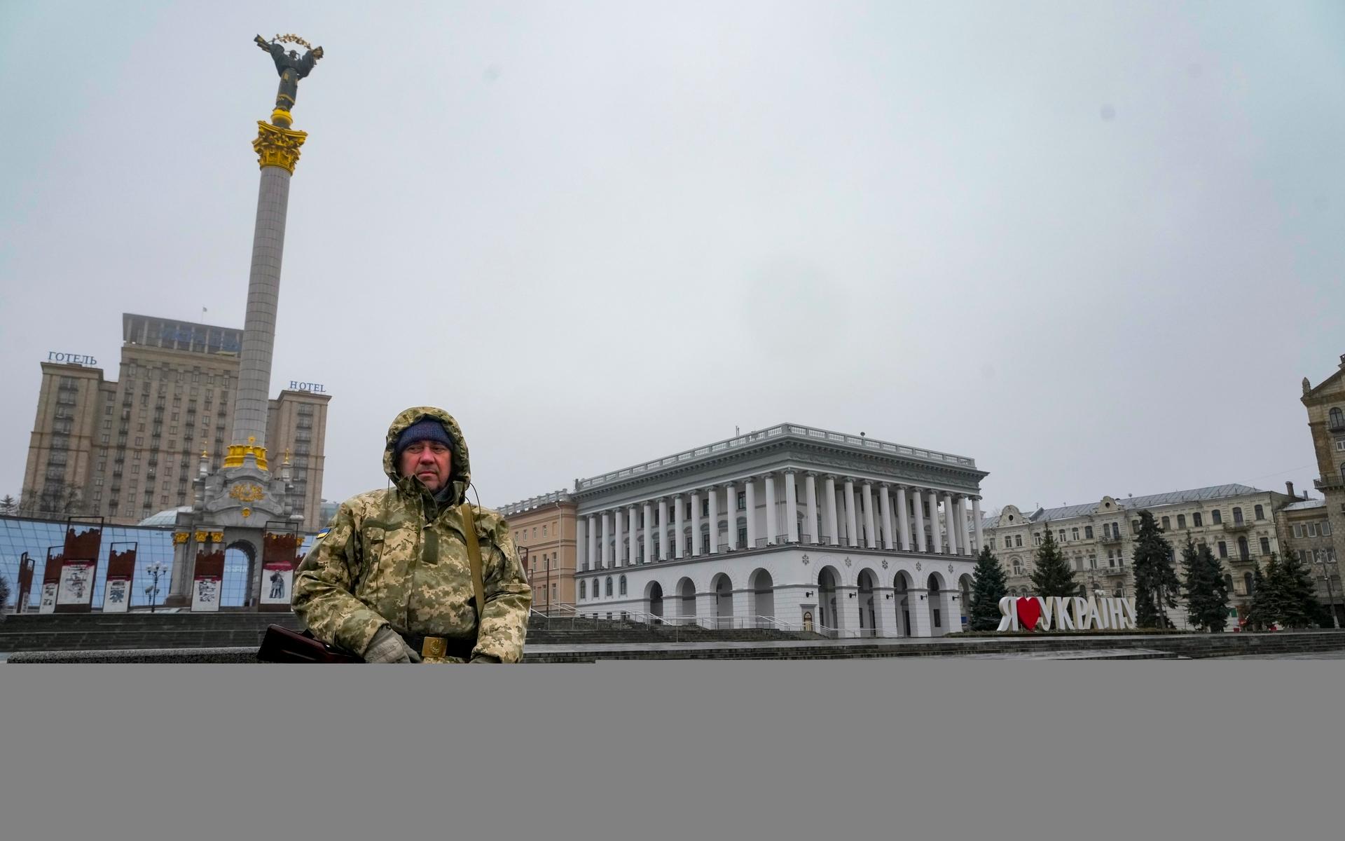 En ukrainsk beväpnad man står på Majdan, Självständighetstorget, i Kiev i början av mars. 