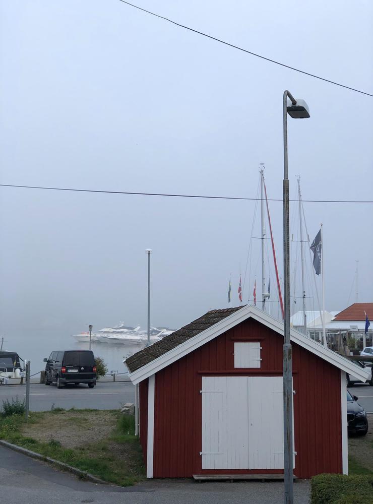 Dimman över Bohus-Malmön. Bakom båtarna kan man inte se mycket mer.