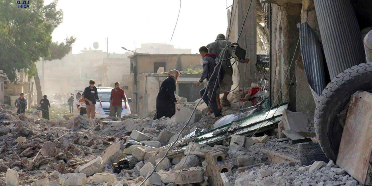 Förödelse efter flygangreppet mot staden al-Atarib i västra Aleppoprovinsen. BIlden är tagen av en lokal aktivistgrupp.