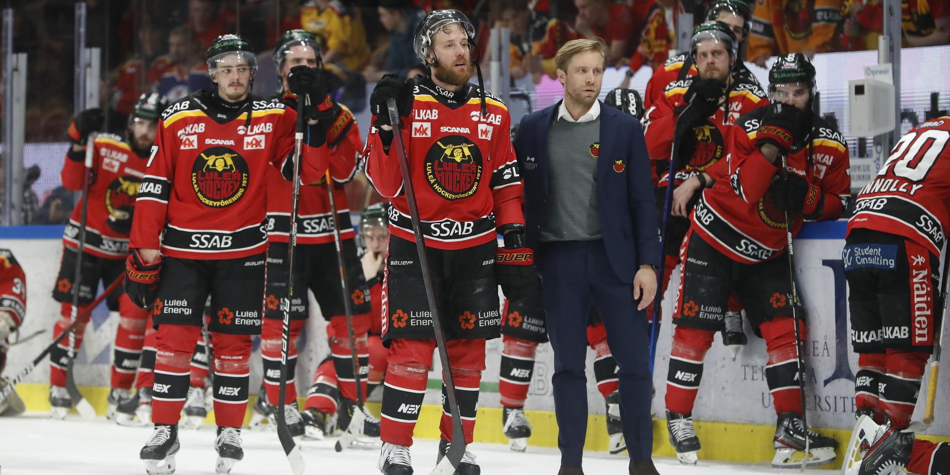 Linus Omark och lagkamraterna i Luleå deppar efter finalförlusten.