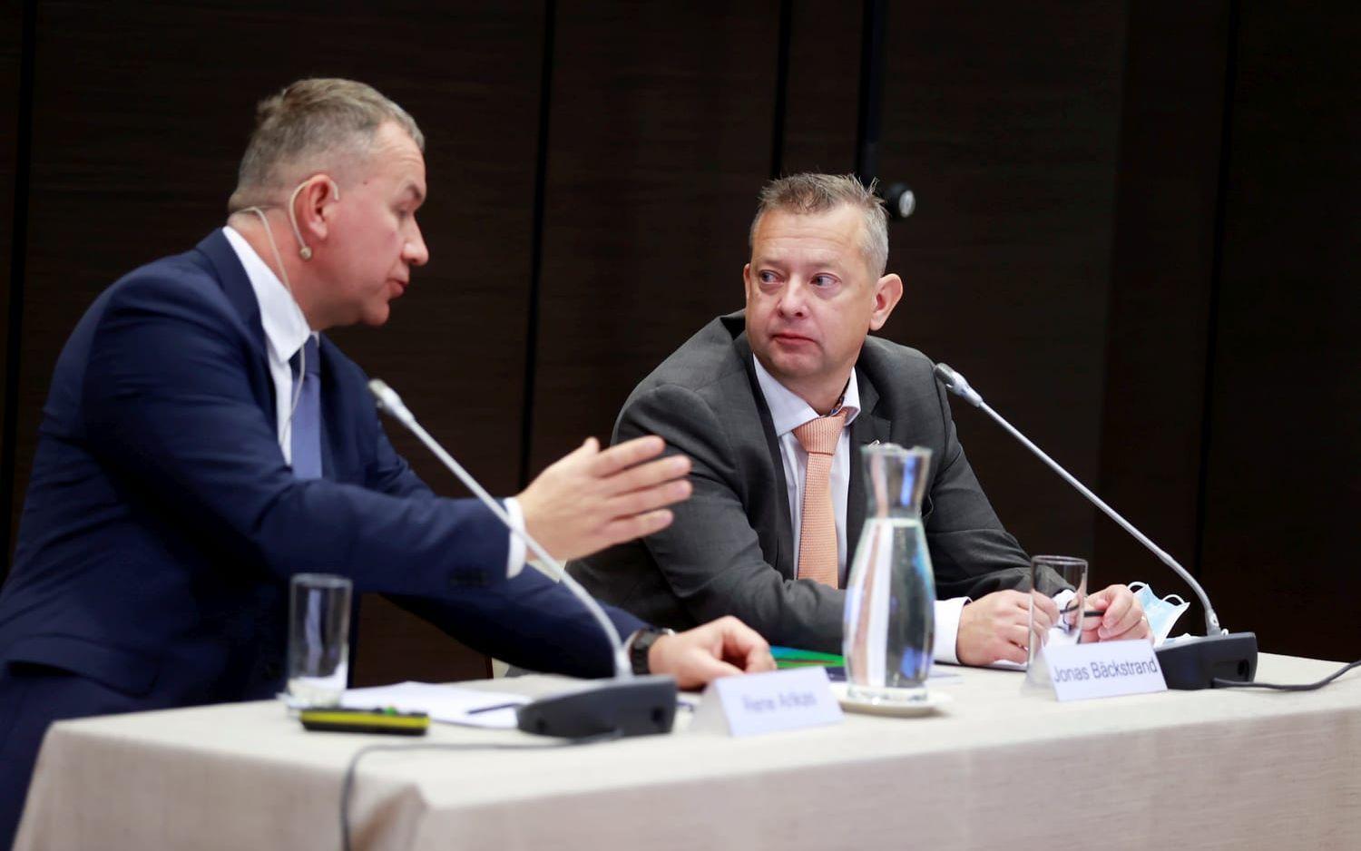 Estniska haverikommissionens chef Rene Arikas (till vänster) och Jonas Bäckstrand, ställföreträdande generaldirektör vid svenska Statens haverikommission, under tisdagens pressträff i Tallinn.