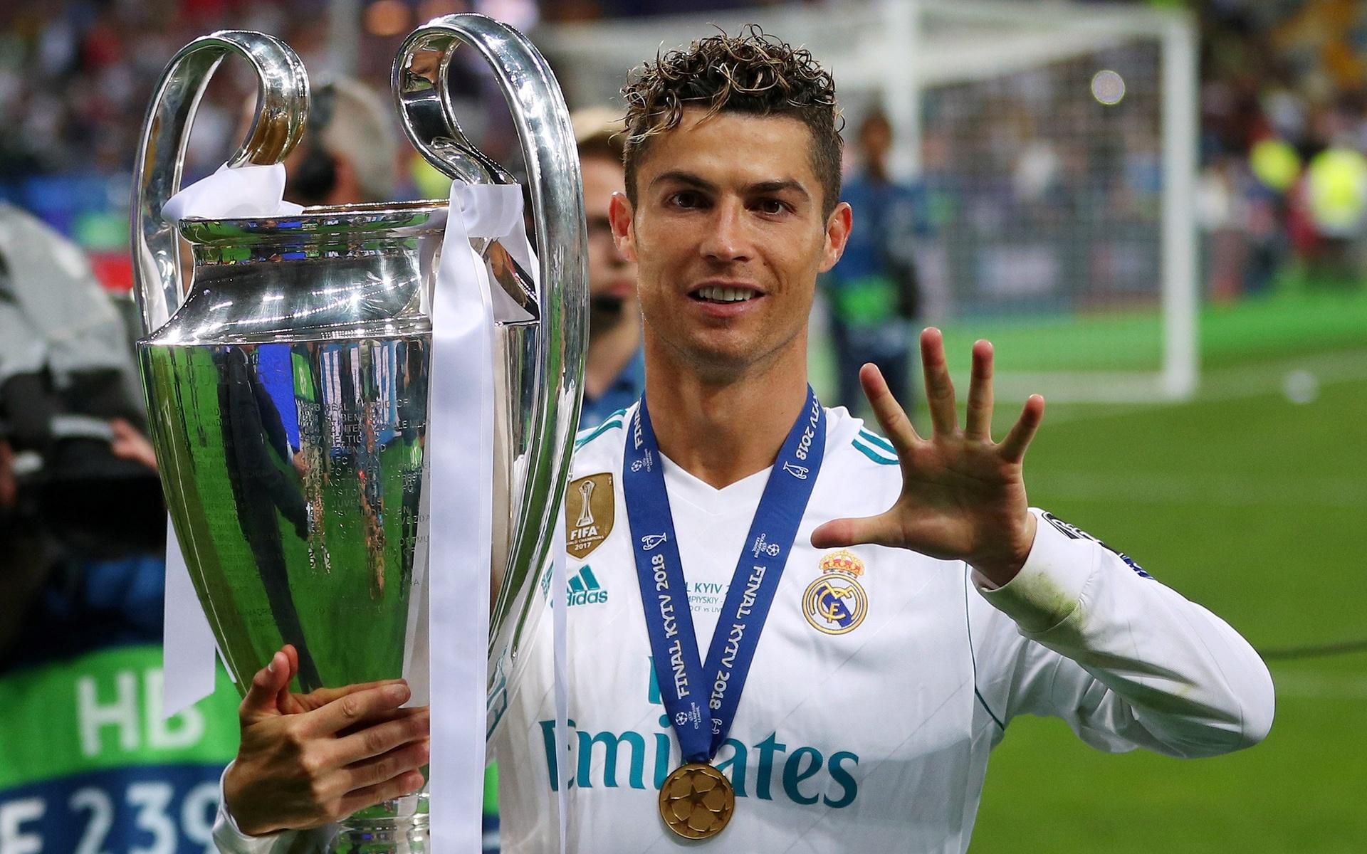 Med Real Madrid vann han Champions League hela fyra gånger – varav tre av gångerna var efter varandra. 