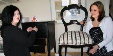Elin Jonsson och Wendy Malvella visar upp några renoverade möbler som skall ge klirr i kassan.