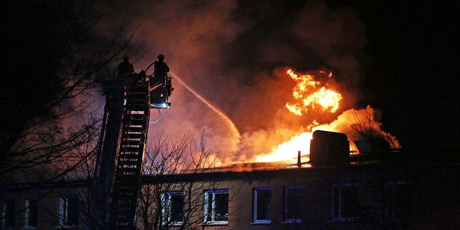 Branden i ett flerfamiljshus i Vänersborg beskrivs som &quot;mycket kraftig&quot;.