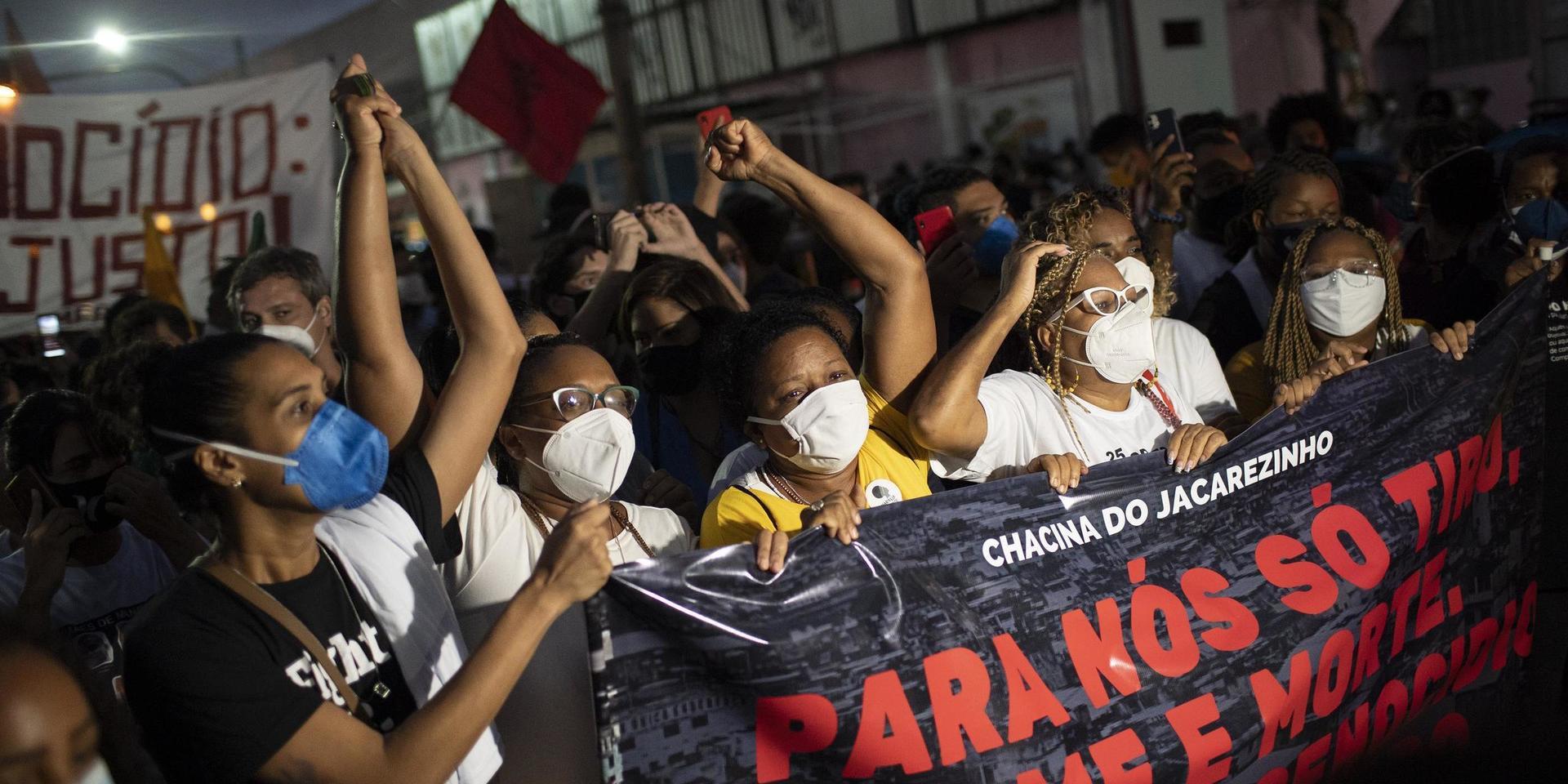Boende demonstrerar mot polisens blodiga knarktillslag i torsdags, som krävde 28 liv i slumområdet Jacarezinho i Rio de Janeiro.