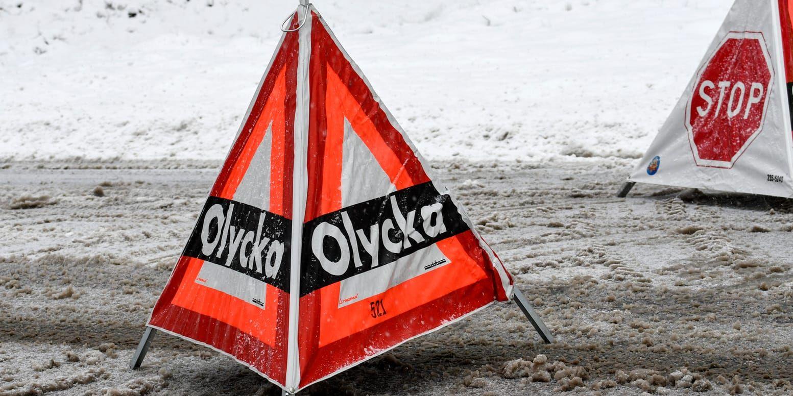 Lastbilsolycka i Spekeröd krävde två kranlastbilar för bärgning