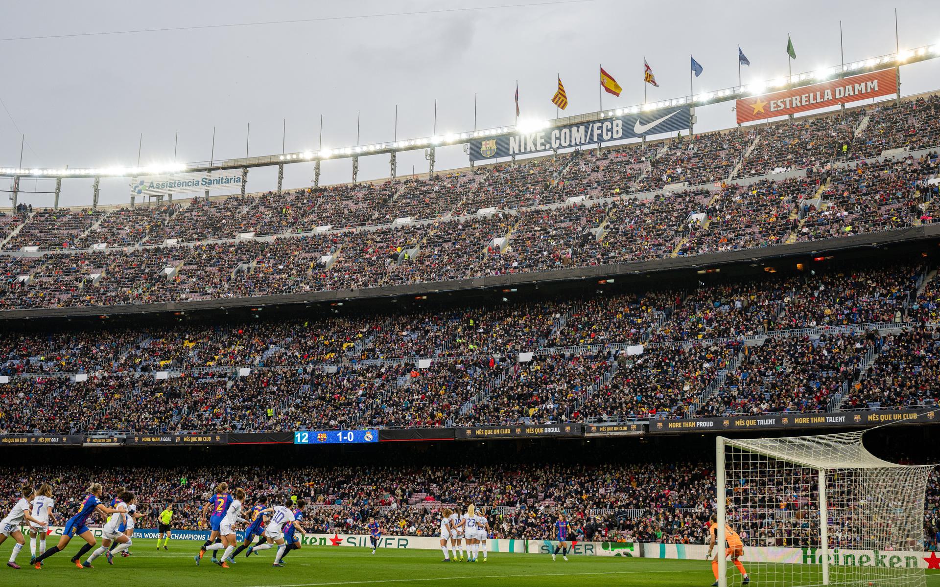 På Camp Nou tar 99 354 åskådare och alla biljetter var slutsålda till matchen.