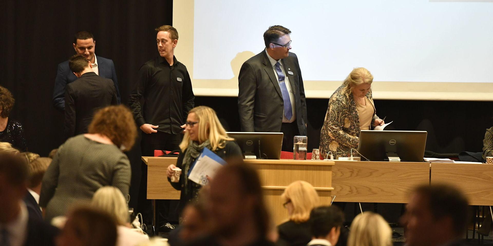 Kommunfullmäktiges tillfälliga presidium tar plats. Jahja Zeqiraj (D), Håkan Eriksson (V), Toni Orsulic (M) och Åse-Lill Törnqvist.