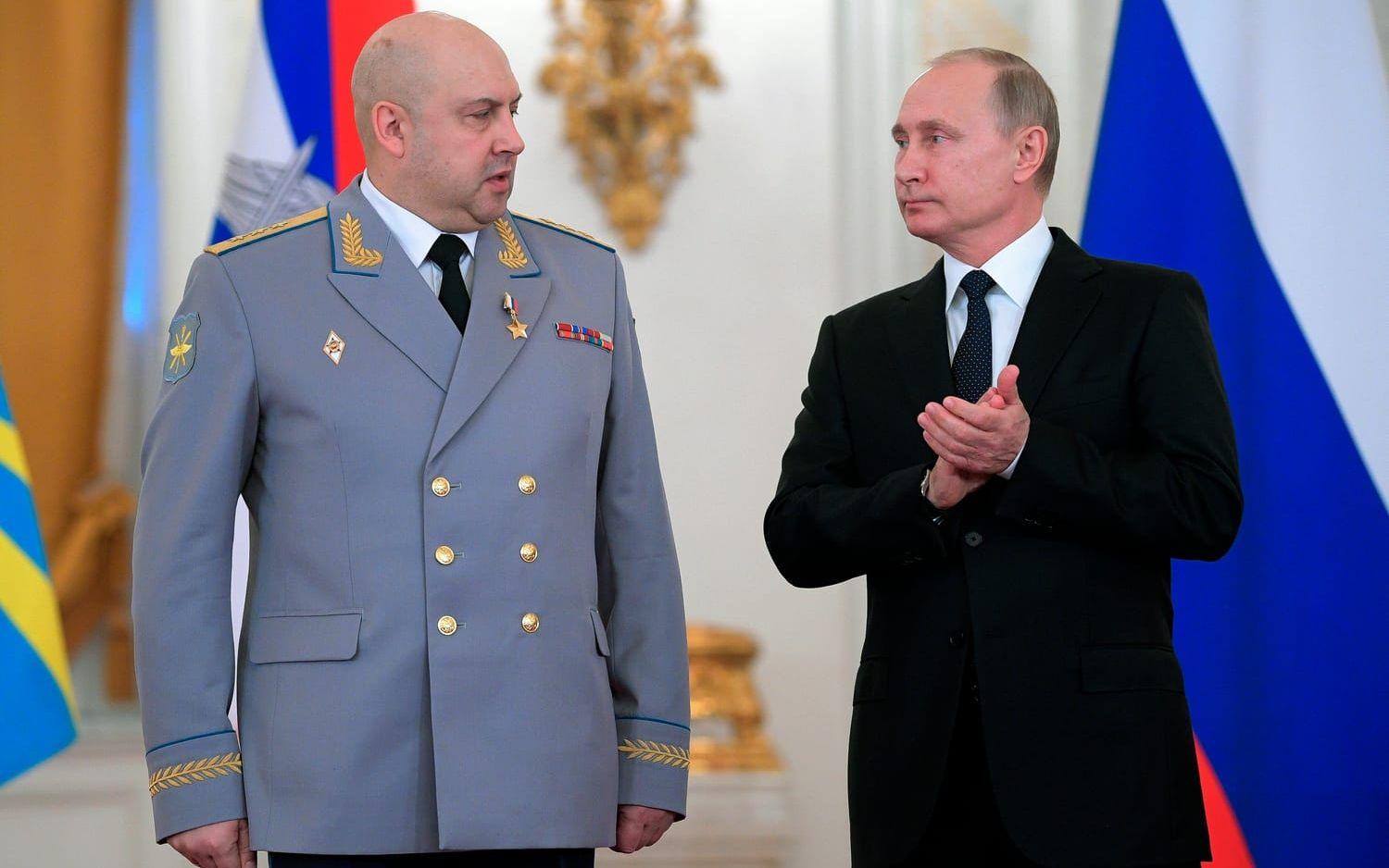 General Sergej Surovikin med president Vladimir Putin 2017.