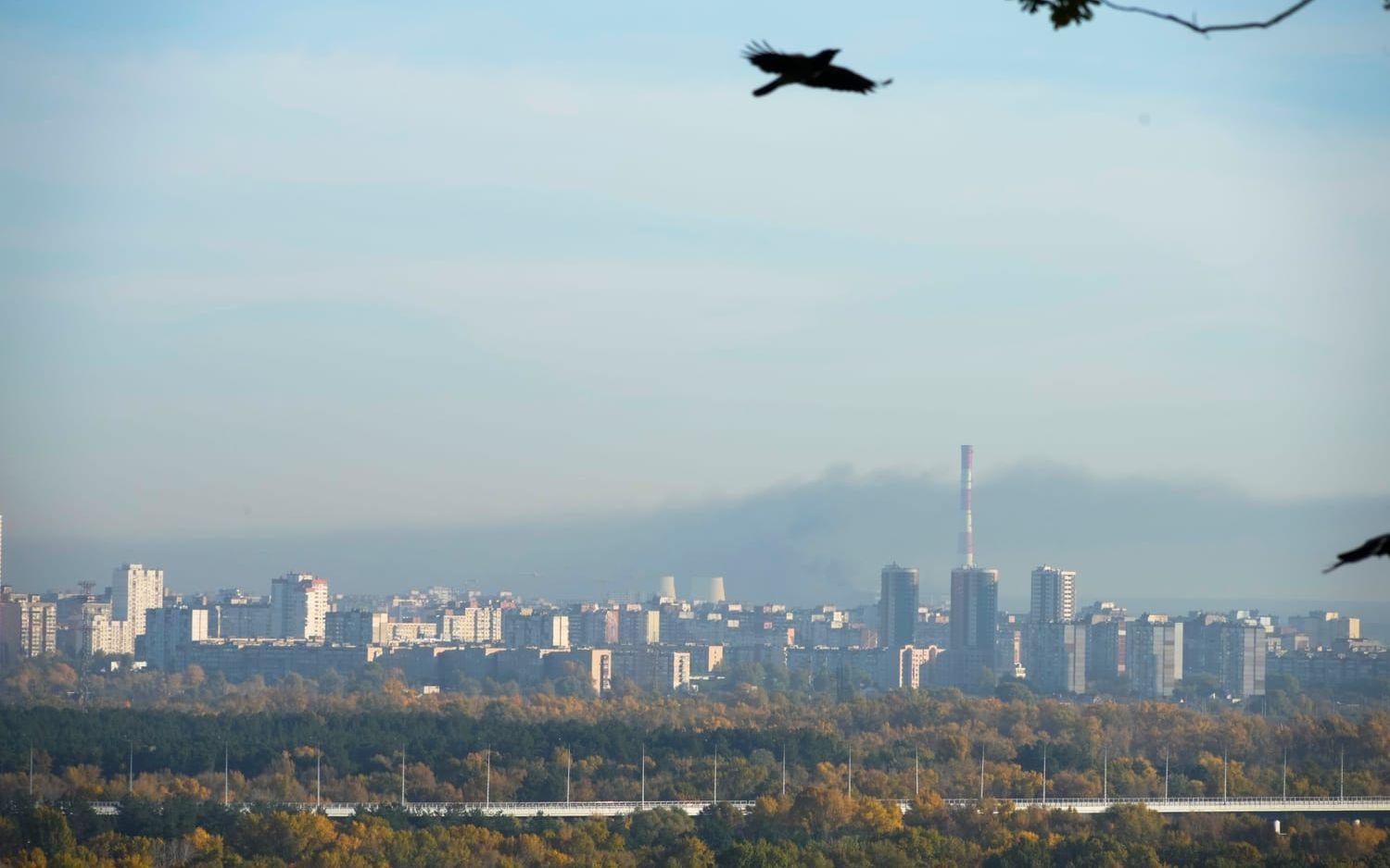 Rök över Kiev efter tisdagsmorgonens ryska anfall.